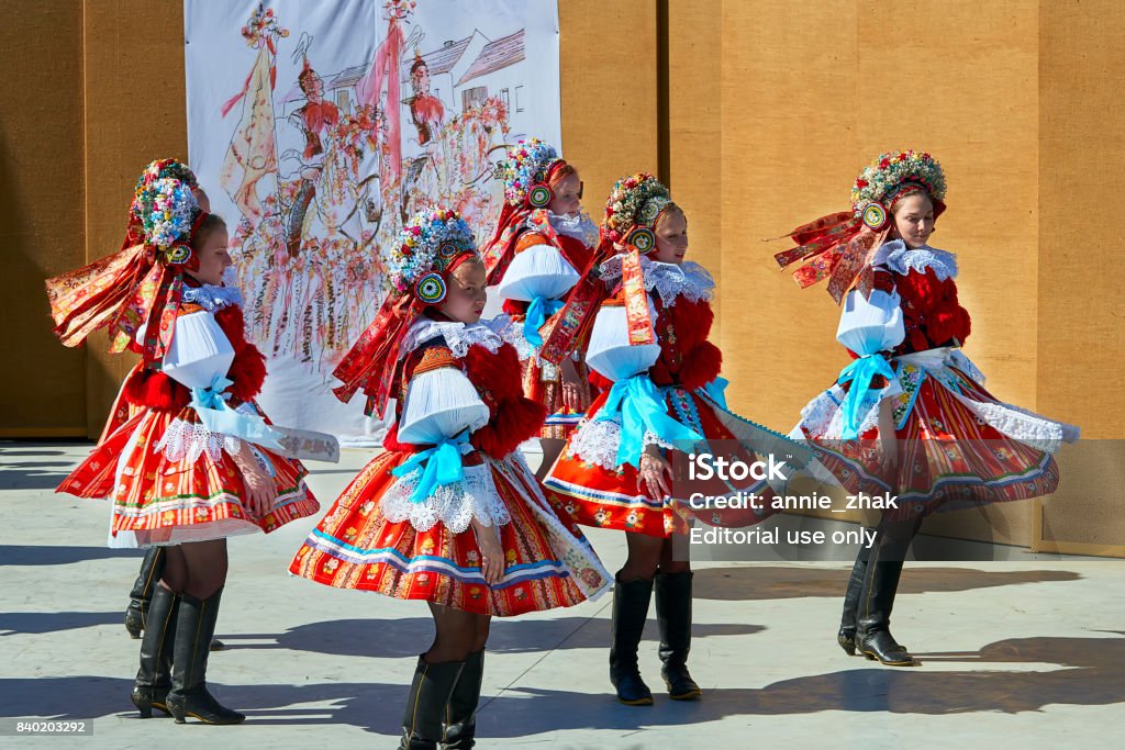Niñas En Gente Vestidos De Danza Folklórica Danza Después Desfile Durante El Viaje Del Festival De Folclore De Reyes Foto de stock y más banco de imágenes de Moravia - iStock Niñas En Gente Vestidos De Danza Folklórica Danza Después Desfile Durante El Viaje Del Festival De Folclore De Reyes Foto de stock y más banco de imágenes de Moravia - iStock