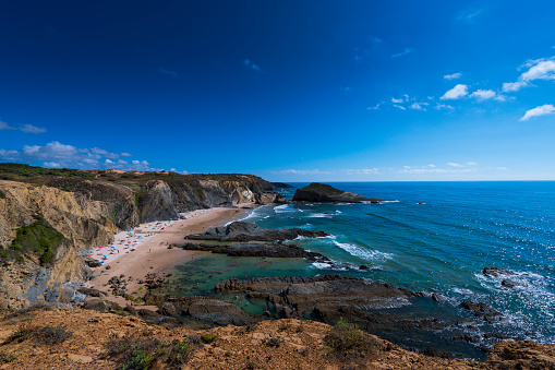 Vista de la playa (Praia dos Alteirinhos) de Alteirinhos cerca de Zambujeira do Mar en Odemira, Alentejo, Portugal; photo