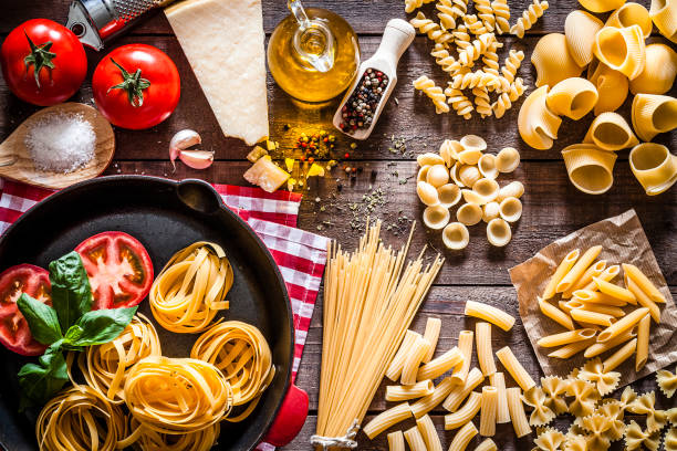 leckeren italienische pasta kochen - pasta directly above fusilli food stock-fotos und bilder