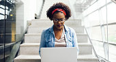 konzentrierte-sich-jungen-afrikanischen-studenten-sitzen-auf-treppen-mit-einem-laptop.jpg?b=1&s=170x170&k=20&c=65eKvXcQr7IatBjQOazlfpJZkzUM5o0NF0VBUX3herc=