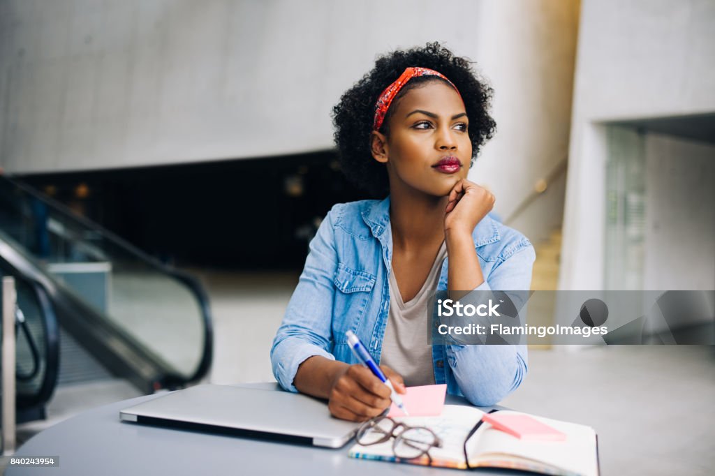 Joven empresaria africana imaginando nuevas ideas de negocio - Foto de stock de Contemplación libre de derechos