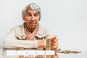 frau-geld-sparen-oder-budgetierung.jpg?b=1&s=170x170&k=20&c=omNC4JUAvq6-CDF40NcfvIF60_NXlO7OOzktMxDhDK4=