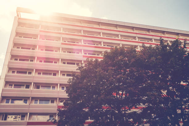 plattenbau building in vintage colors with sunlight and red balconies - plattenbau homes architectural detail architecture and buildings imagens e fotografias de stock