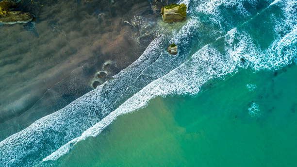 vista aérea em uma linha de costa da tasmânia dramática com falésias e rochas perto new plymouth. região de taranaki, nova zelândia. - pacific ocean - fotografias e filmes do acervo