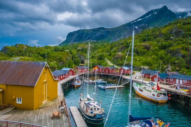 das charmante dorf nussfjord, lofoten-inseln, nordland, norwegen. das hotel liegt nördlich des polarkreises. bekannt für seine natürliche schönheit, unverwechselbare landschaft mit dramatischen bergen und gipfeln, meer und geschützte buchten, strände und unberührte gebiete sowie öffnen - austvagoy stock-fotos und bilder