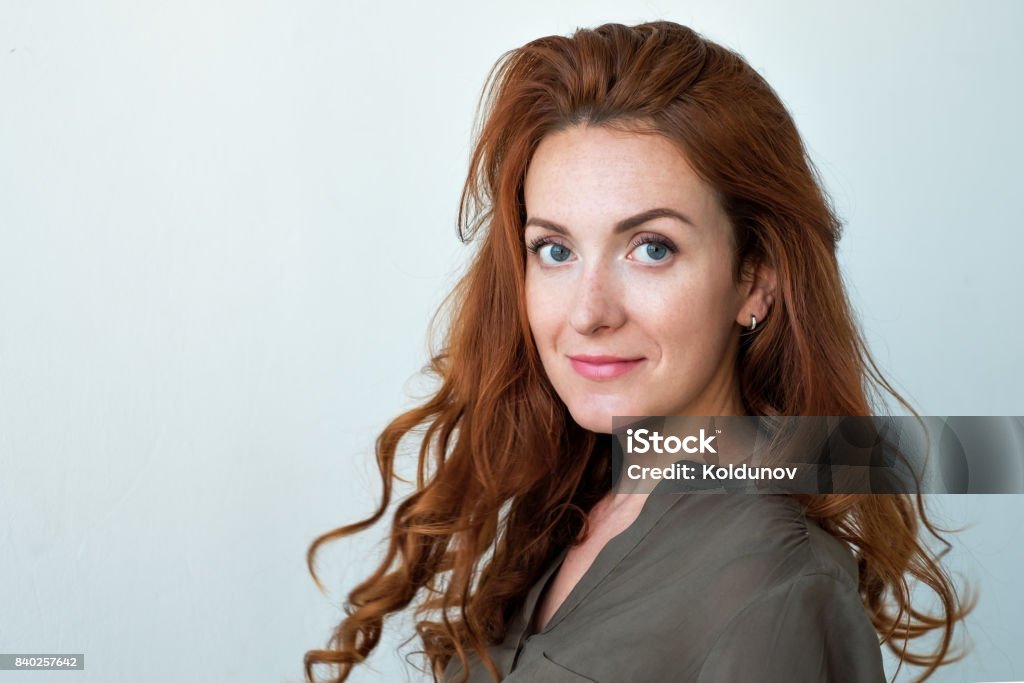 Modèle femme caucasien cheveux roux se présentant à l’intérieur - Photo de 30-34 ans libre de droits