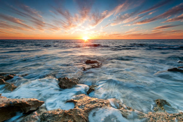 puesta del sol en la playa de toms en perth - toms fotografías e imágenes de stock