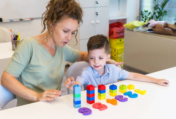 nauczycielka uczą się przedszkolaka chłopca, aby policzyć - teacher child preschool mathematics zdjęcia i obrazy z banku zdjęć