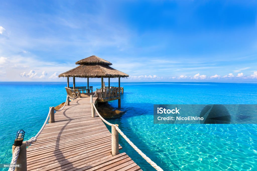 Paysage plage tropicale bel été, jetée en bois, l’eau de mer turquoise - Photo de Caraïbes libre de droits