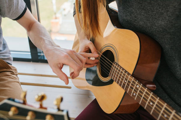 lernen, gitarre zu spielen. musikpädagogik und außerschulischen unterricht. - music lessons stock-fotos und bilder