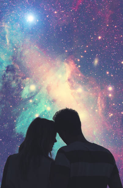 silhuetas de um jovem casal sob o céu estrelado. meu trabalho de astronomia. - stars in your eyes - fotografias e filmes do acervo