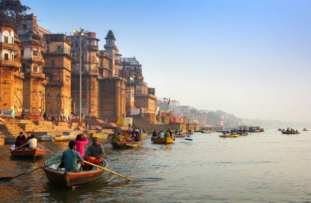 古都ベナレス、インドのバラナシ、ガンジス川でのボート - morning river ganges river varanasi ストックフォ�トと画像