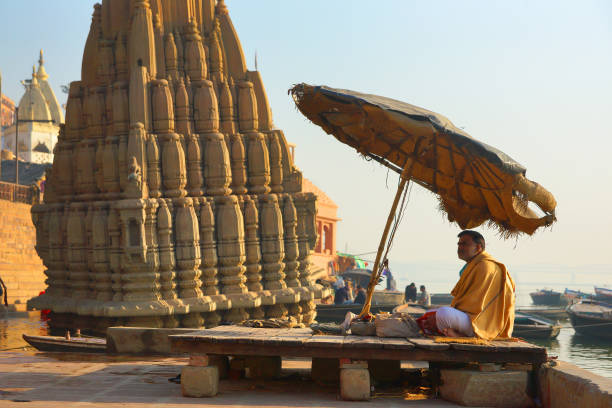 インド人、ヒンドゥー教の司祭、バラモン、古代のシヴァ寺院の横にあります。 - india brahmin hinduism tourism ストックフォトと画像