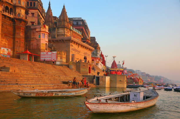 川 ganga および古代ヒンズー教の寺院の中で神聖なガートで人でボート - morning river ganges river varanasi ストックフォトと画像