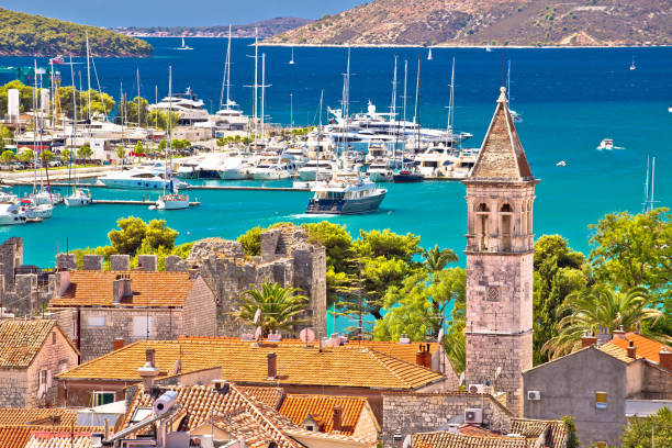 trogir-sehenswürdigkeiten und das türkisblaue meer anzeigen, unesco-stadt in dalmatien, kroatien - europe pine tree sea adriatic sea stock-fotos und bilder