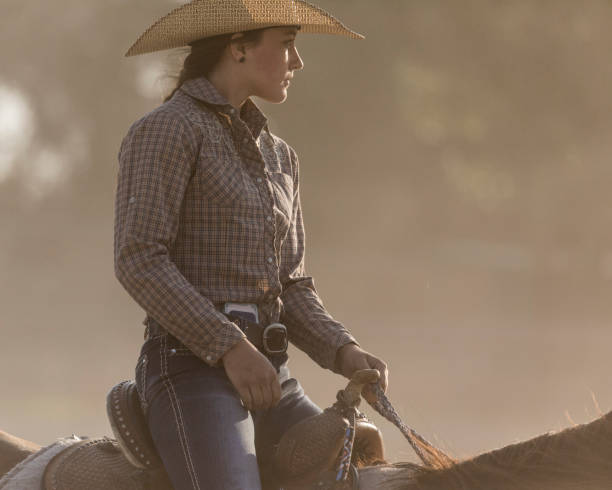 primer plano de una hermosa joven vaquera a caballo en un rancho de utah. - cowgirl fotografías e imágenes de stock