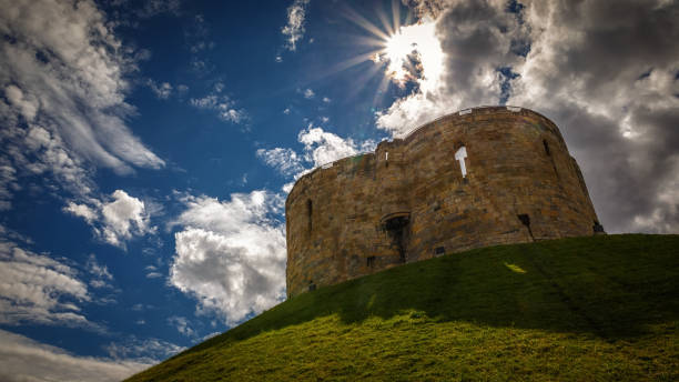 ヨーク城、ヨークシャー、イングランド、英国 - castle famous place low angle view england ストックフォトと画像