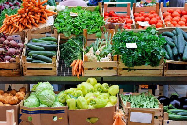 marché de légumes - market stall photos et images de collection