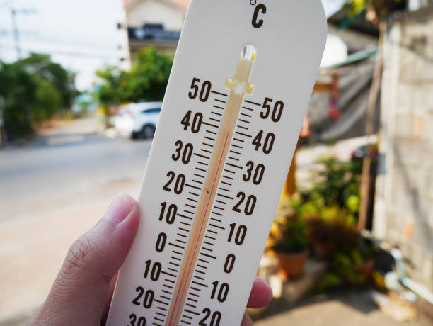 istock hand hold thermometer showing temperature in degrees Celsius 840333400