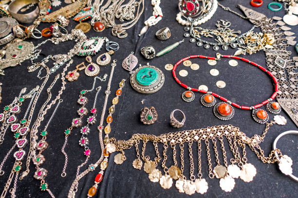 bracelets and necklaces on a market stall - bead jewelry drop stone imagens e fotografias de stock