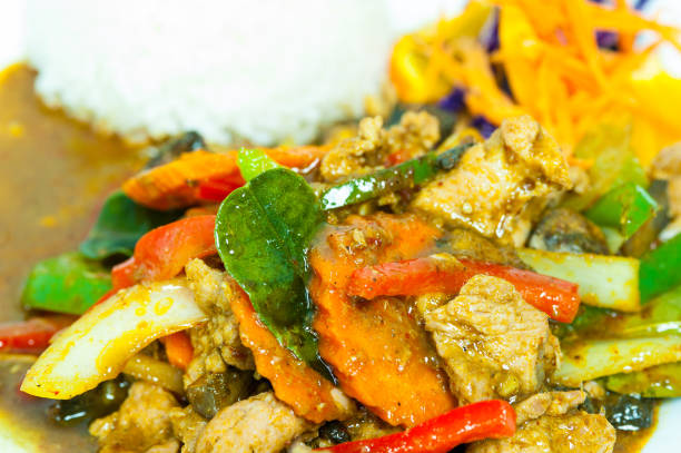 pad ped with pork: thai stir fried pork with curry - ped imagens e fotografias de stock