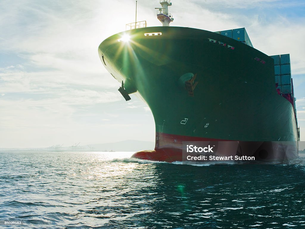 太陽輝くから貨物船のリボン - 貨物船のロイヤリティフリーストックフォト