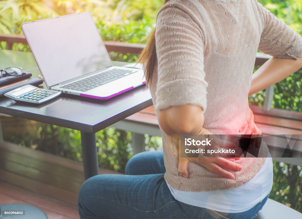 Closeup Frau mit Händen, die ihre Taille Schmerzen zurückhalten. Büro-Syndrom und Gesundheits-Konzept. - Lizenzfrei Rückenschmerzen Stock-Foto