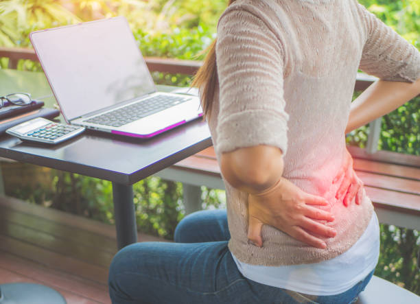 closeup frau mit händen, die ihre taille schmerzen zurückhalten. büro-syndrom und gesundheits-konzept. - backache massaging pain back stock-fotos und bilder