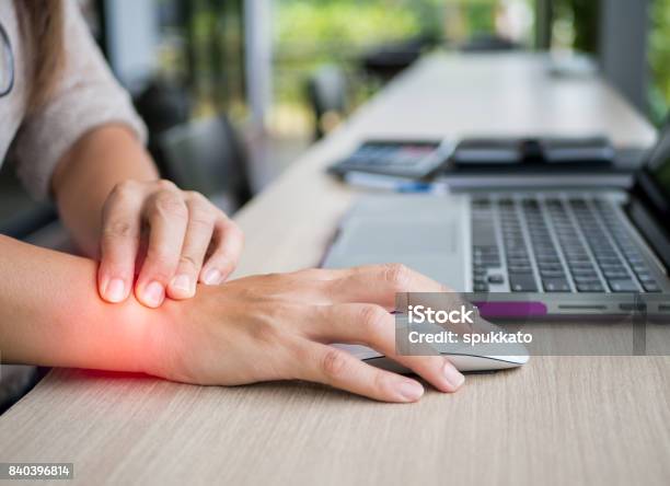 Closeup Frau Hält Ihre Schmerzen Am Handgelenk Von Computer Verwenden Bürosyndrom Hand Schmerzen Durch Berufskrankheit Stockfoto und mehr Bilder von Handgelenk