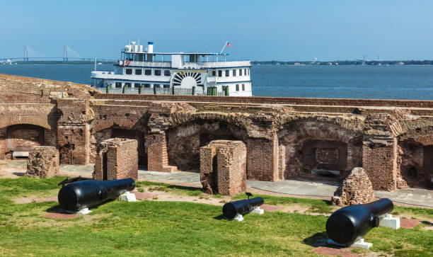 Fort Sumter, South Carolina, USA Two 15 inch 50,000-pound Rodman canons (on the sides), the largest guns used in the Civil War are on display at the Fort Sumter site in Charleston, South Carolina, USA cannon artillery photos stock pictures, royalty-free photos & images