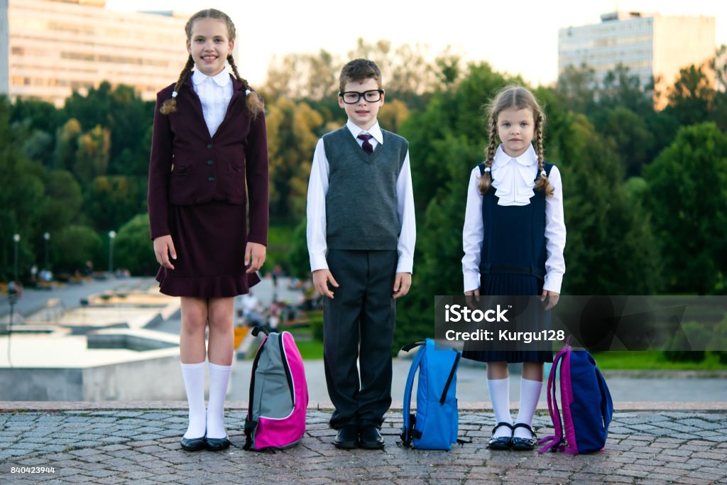 3 학생 포트폴리오와 거리에서 성장에 서 서 무거운에 대한 스톡 사진 및 기타 이미지 - 무거운, 배낭, 학생 - iStock