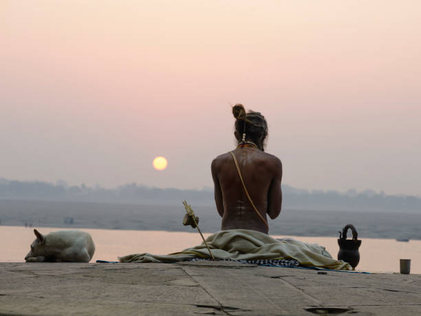 yogi in india, varanasi. december 2015 - shiva posture imagens e fotografias de stock