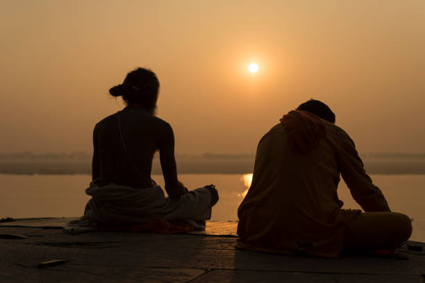 yogi sur le gange, à varanasi - india brahmin hinduism tourism photos et images de collection