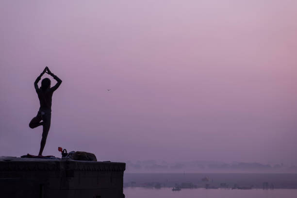 バラナシ、ガンジス川のヨギ - morning river ganges river varanasi ストックフォトと画像