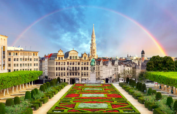 stadtbild von brüssel mit regenbogen, belgien panorama skyline - region brüssel hauptstadt stock-fotos und bilder