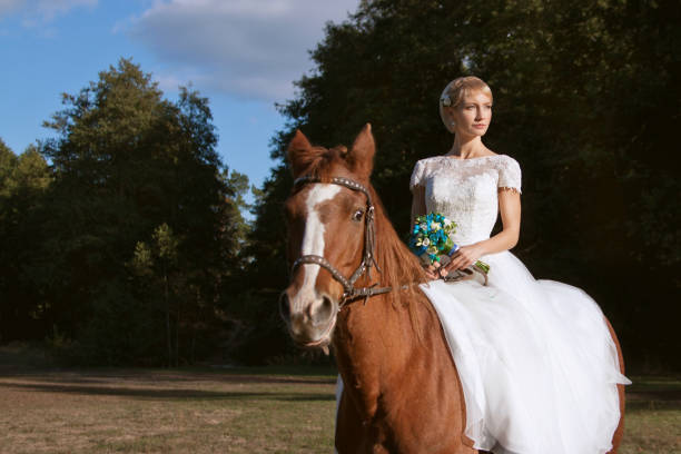 belle mariée avec cheval - bride bouquet photos et images de collection