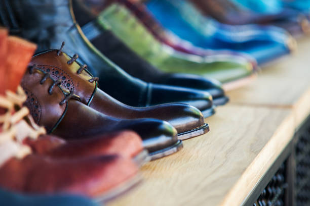 Primo tempo su scarpe da uomo in pelle in fila - foto stock