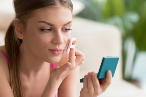 istock Woman using powder box with mirror and puff 840466712
