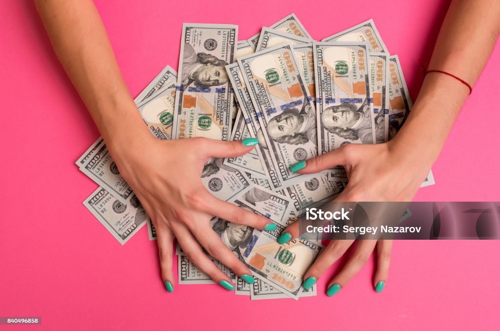 Una mujer tiene dinero en sus manos. Fondo rosa. Vista superior copia espacio - Foto de stock de Dinero libre de derechos