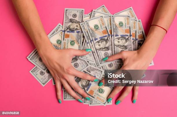 Una Mujer Tiene Dinero En Sus Manos Fondo Rosa Vista Superior Copia Espacio Foto de stock y más banco de imágenes de Dinero