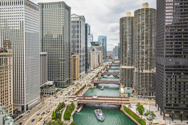 havadan görünümü, downtown chicago nehri - chicago illinois stok fotoğraflar ve resimler