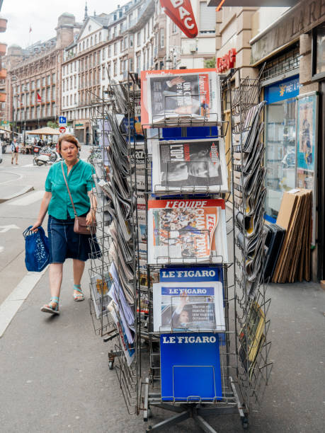 französische und internationale presse-reaktionen auf französischen parlamentswahlen 2017 pres stehen - best of stock-fotos und bilder