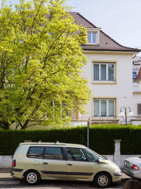 renault espace coche en francia con la casa detrás - renault scenic fotografías e imágenes de stock