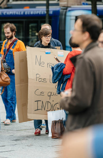 kobieta ubrana w tekturową tabliczkę na plakietce przeciwko macronowi - best of zdjęcia i obrazy z banku zdjęć