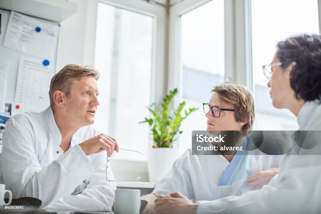 Ärzte diskutieren während Kaffee Pause im Krankenhaus - Lizenzfrei Gespräch Stock-Foto