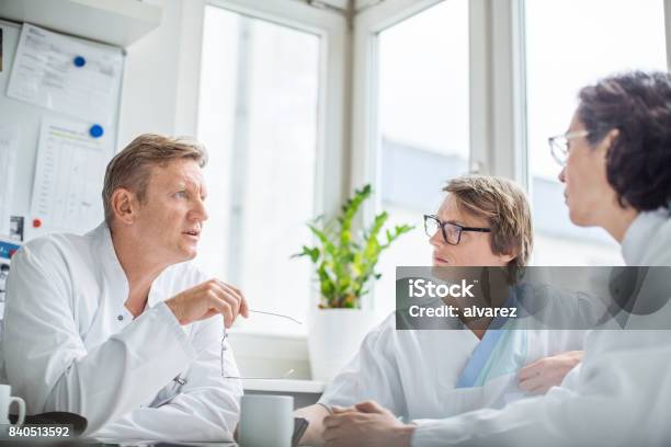 Ärzte Diskutieren Während Kaffee Pause Im Krankenhaus Stockfoto und mehr Bilder von Gespräch