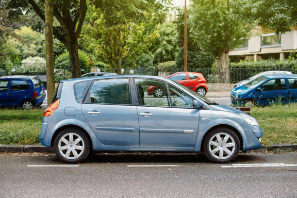 renault scenic mini van coche aparcado en la calle - renault scenic fotografías e imágenes de stock