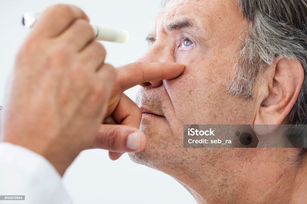 Anciano examinada por un oftalmólogo - Foto de stock de Ojo libre de derechos