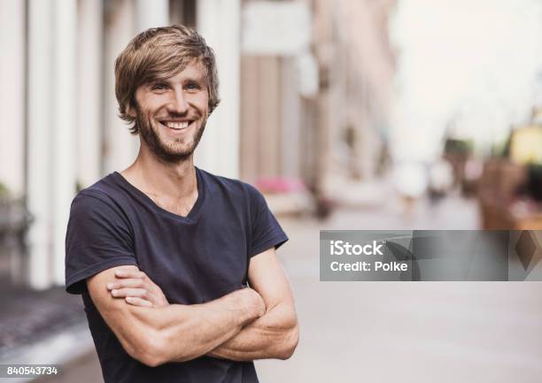 Photo libre de droit de Bel Homme Portrait En Plein Air banque d'images et plus d'images libres de droit de Hommes - Hommes, Portrait - Image, Jeunes hommes