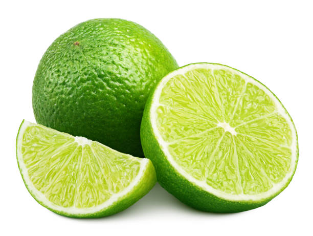 zitrus-lindgrün mit stück obst und half, isoliert auf weiss - lime fruit citrus fruit portion stock-fotos und bilder